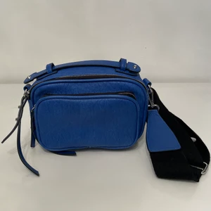 Blå väska! - Blå väska med justerbart band!😊💙  Märke: Don Donna