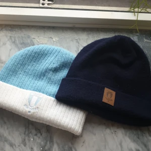 Två MFF mössor org. - Två stycken äkta MFF mössor, en mörk blå och en ljus blå och vit. Orginal pris 1000kr (500kr st)  Knappt använda men har haft det ett tag. 100% akryl. Pris går att diskutera 