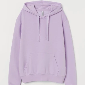 HM Hoodie - Snygg hoodie från hm i färgen ljuslila!💘Köpt för 150kr! Den passar allt ifrån S till XL.🫶🏻⚡️