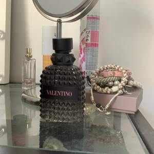 Jätte fin o cool valentino parfym som luktar hur gått som helst, den är helt full endast annvönd en eller två gånger, köpt för 700, du får med kartongen!!❤️❤️❤️(pris kan diskuteras)