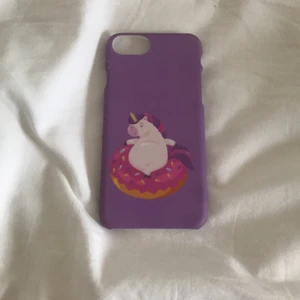 Unicorn mobilskal - Ett lila mobilskal med en enhörning i en munk🍩 till mobilen iPhone 6,7 och 8. Priset kan diskuteras❤️ frakten kommer vara lägre än vad det står💜
