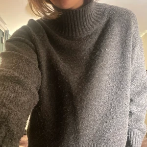 Stickad tröja - en stickad mörkgrå tröja med lite polokrage. använt den mycket, men har inga större defekter än att den är lite nopprig. fortfarande superfin passform:)  tveka inte att skriva om du är intresserad! 