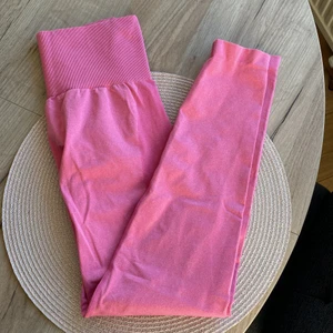NVGTN  - Nvgtn i contour seamless tights i storlek XS. Färgen Bubble Gum Pink Använda en gång så i nyskick utan skavanker. Lite skrynkliga för legat i lådan bara, därför jag säljer, har för mycket träningskläder 