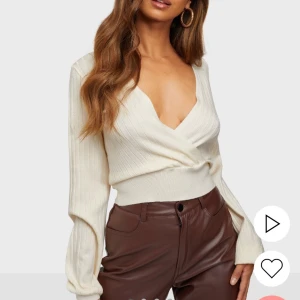 Topp - En topp som är använd en gång. Är i storlek S men passar XS och M. Den är strechig och väldigt snygg. Den är från missguided men köpt på nelly i somras. Fraktar och kan mötas upp i Trelleborg eller Malmö. 