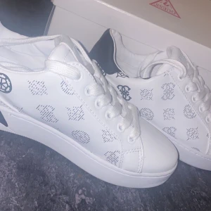 Guess - Säljer mina oanvända skor då jag beställde i fel färg.Skorna är storlek 37.5 och är vit svarta.