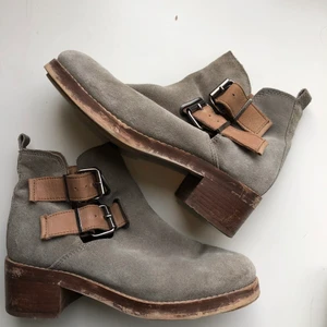 Skor i mocka - Skor i mocka och skinn från topshop. Storlek 38. Har snavande en del och har lite slitningar på sulan (se bilder). Annars i gott skick. 