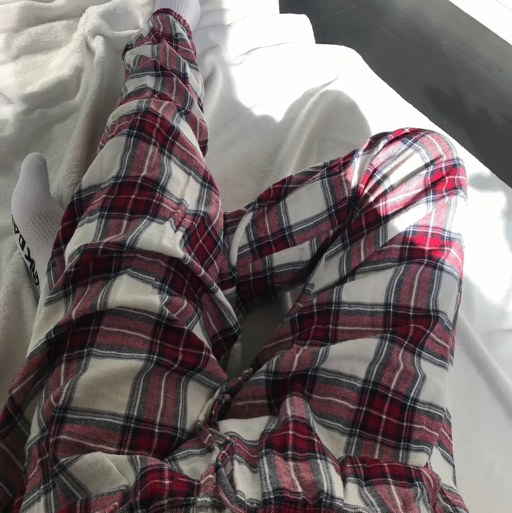 Knappt använda pyjamasbyxor med rutigt mönster, är för stora för mig tyvärr :(. Jeans & Byxor.