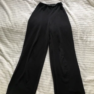 Svarta byxor - Supersnygga väl använda men i mycket fint skick byxor som är både sköna att ha till vardags och passar att klä upp till fest. Vida byxor med högmidja från bohoo.   Strlk S men passar från XS-M. Långa och har passat mig perfekt i längden som är 173cm.