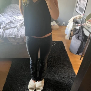 36 - Superfina lågmidjade gråa jeans från STR🤍🤍
