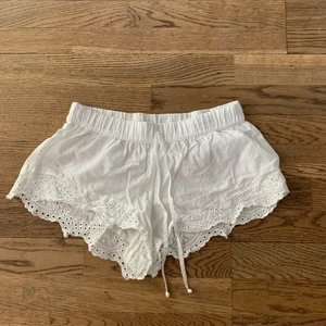 Shorts  - Otroliga shorts i 100% bomull, perfektion, säljer en matchande topp! Är öppen för prisförslag och kan absolut skicka fler bilder💕