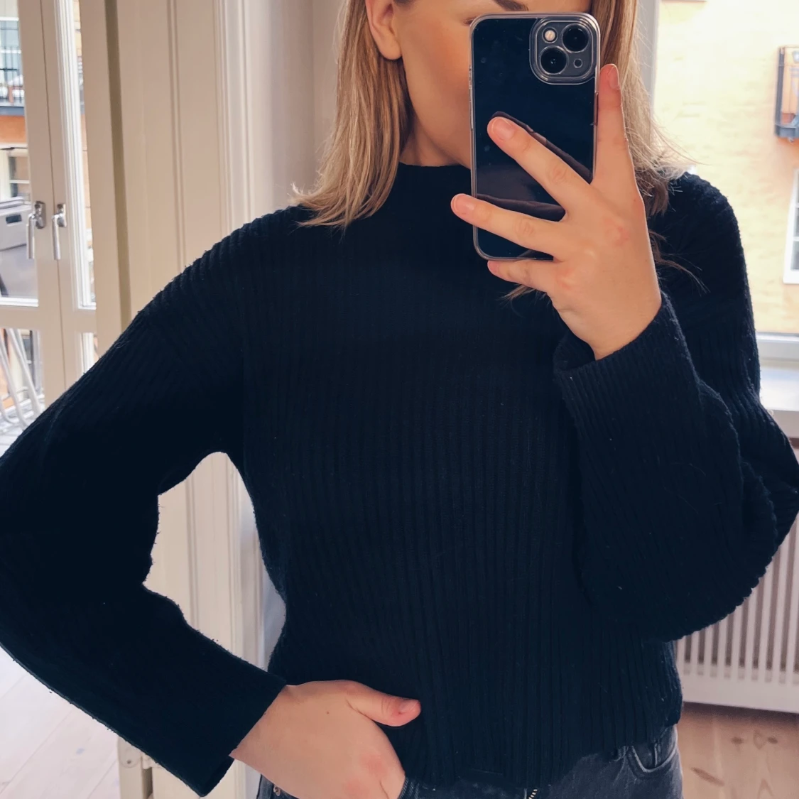 Svart ulltröja med polokrage