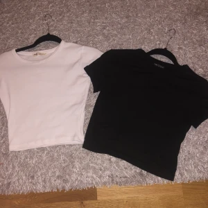 Svart och vit t-shirts  - Två jättefina tröjor som är helt oanvända en svart som är från bershka och en från pull&bear💕dom passar xs-m skulle jag säga för dom är väldigt stretchiga. Skriv för fler bilder eller frågor. Köp en för 100 eller båda för 170 + frakt❤️
