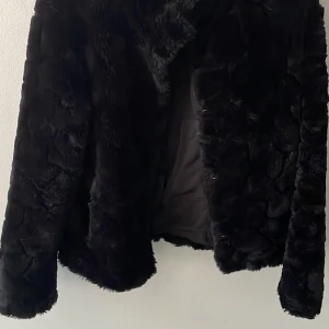 Pälsjacka  - Fusk päls  Storlek 38