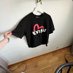 EVISU TEE - Klippt av för croppad fit. Är 178 lång 