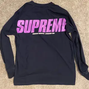 Brand new Supreme crewneck from the Fall/Winter 2019 season. Note that the color is navy blue not black. Size M, Medium. Message for more images.