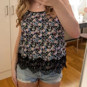 Blommigt linne strl xs - Jätte sött linne med färger och blommor!❤️aldrig använt så jätte bra skick!