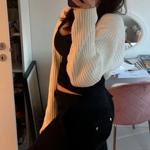 svarta juicy byxor - säljer mina svarta juicy byxor då dom tyvärr är förstora! de är i storlek S och har inga skador eller slitningar. de är dem med fickor därbak, säljer även tröjan, vill man köpa hela settet kan priset diskuteras💗💗💗