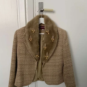 Jacka  - Aldrig använd så jag vill helst bli av med jackan. Passar för XS och S, kjolen finns också till jackan