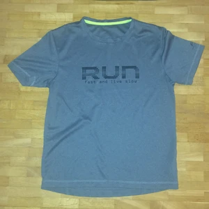 T-shirt  - Storlek är M