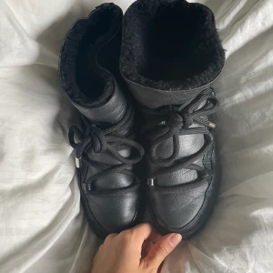 Inuikii skor  - Världens finaste svarta inuikii skor. Första bilden är lånad men de andra två är mina. Tveka inte vid frågor💓💓💓Äkta såklart. Användningstecken finns men relativt fint skick