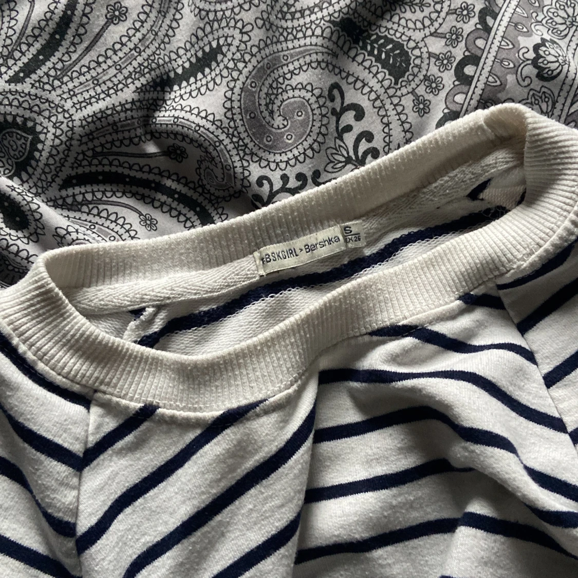 BERSHKA RANDIG TRÖJA (S) - 91