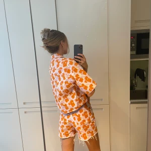 Zara set i jeans material  - Ett fint set i jeans material, använt få gånger! 💕