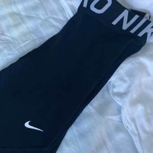 Nästan intill oanvända Nike PRO träningstights!  - Nike PRO träningstaigts. Använt fåtal gånger. Jätte stretchiga och supersköna. Använder pågrund av att dem är för små. Köparen står för frakten. 