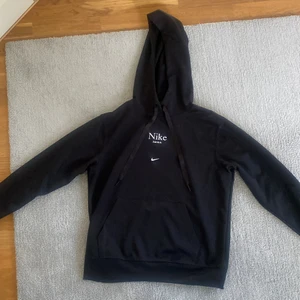 Svart Nike hoodie  - En super snygg svart Nike hoodie med sidenband, den är använd Max 3 ggr och är i super fint skick. Den är väldigt skön och är i strl S, den säljs för 300kr 💕( nypris är 530kr) köpare står för frakt 