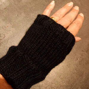 Nya svarta torgvantar stl M/L - Nu finns ett par av de populära torgvantarna tillgängliga! Detta par är svarta och stickade i ett svart garn som är varmt och skönt, men inte stickigt. Kan tvättas i 40 grader. Pris 87 kr, 100 kr inkl.frakt som vanligt brev. Lite dyrare vid spårbar frakt.