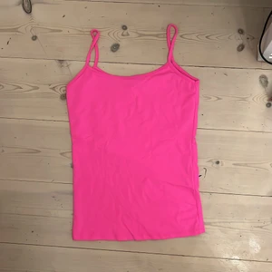 Rosa linne  - Jätte gullig neonrosa tröja från zara, köptes secondhand dock. Skick är 10/10. Möts bara upp i sthlm och tar bara Swish. 