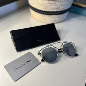 Säljer mina såå coola solglasögon från Dior. Nypris ca 3500kr. De är i superfint skick och hsr inte en repa.