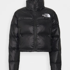 The north Face jacka  - En jätte varm och fin vinterjacka från The north Face, endast andvänd 3-4 gånger, inget fel på den utan den är som ny, jag säljer den då jag inte har andvändning för den längre och den är inte riktigt min stil, köpte den för 2800 i vintras