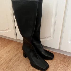 Svarta Höga boots - Aldrig använt! Helt nya. Storlek 38 men små i storleken så skulle säga att dem är 37. Skriv priv om ni vill ha fler bilder 🖤 