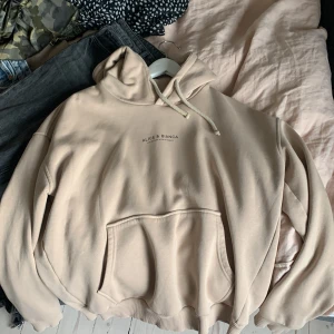 Alice och Bianca Hoodie -  Säljer min jättefina beiga Alice och Bianca hoodie då den inte kommit till användning längre. Den säljs inte längre och är i storlek XXS. Nästan helt oanvänd och inga defekter och det är mina egna bilder.