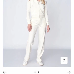 Juicy couture  - Säljer mitt fina sett ifrån juicy couture som aldrig kommer till användning, den är i färgen sugar swizzle, tröjan är i storlek L och byxorna i storlek M. Skriv gärna för fler bilder eller funderingar ✨🤍🤍 köparen står för frakt