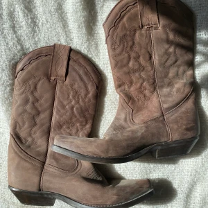 Bruna cowboy boots - Säljer vackra, bruna cowboyboots!!🤠🤎🐎 Passar perfekt till hösten och är mycket trendigt atm. Är i äkta läder och i mycket bra skick. Strl 43, 500 kr, frakt står köparen för🤍