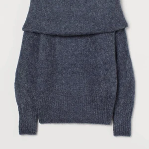 Off sholder stickad tröja storlek Xs - Säljer en jätte fin stickad off sholder tröja. Använd bara en gång. Som ny. Tryck EJ på köp direkt. Skriv till mig privat om du är intresserad. Kan tänka mig och byta mot något.