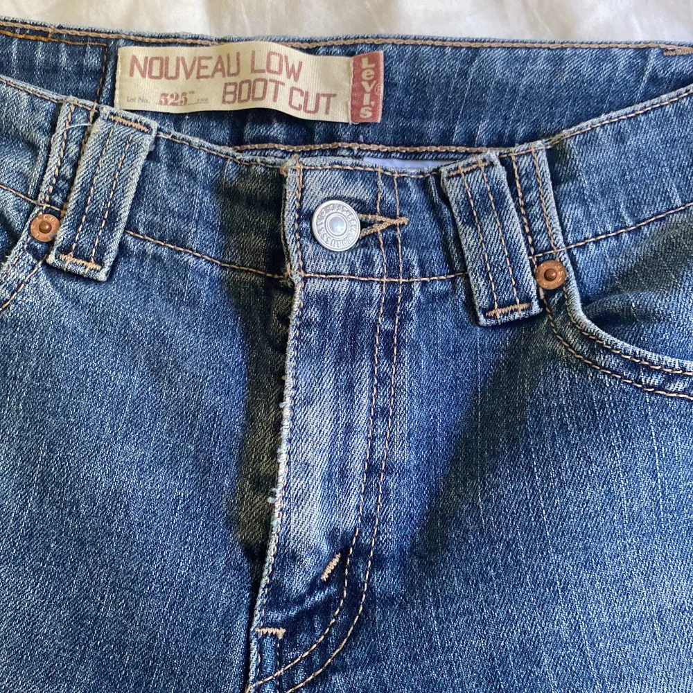 Low waist bootcut jeans i färgen blå. Aldrig använda. Säljer på grund av stora i midjan💗. Jeans & Byxor.