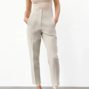 Zara byxor  - Kostymbyxor i grå vit från zara i storlek S.  Nyskick. Köpta för 359kr 