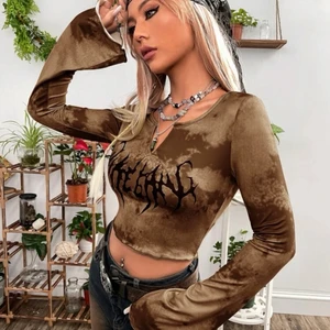 Långärmad cool tröja - Köpt på Shein för 60kr därav de billiga priset. Storlek L men skulle säga den är en M. Glansigt och mjukt material. Endast swish