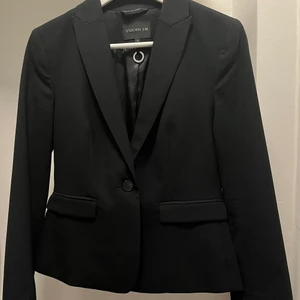 Kavaj Stockh lm - Svart kavaj från STOCKH LM, skuren modell i strl 36. Endast använd en gång 