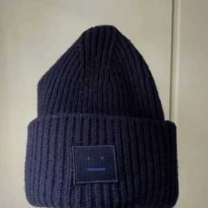 Acne mössa🤩🤩 - Säljer nu min super snygga mörkblå acne mössa som är perfekt nu till vintern kontakta mig för frågor säljer pga att jag vill köpa en ny i en annan färg❤️❤️