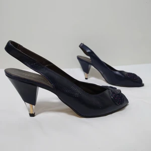 Klackskor - Äldre skor med ganska hög klack. Jättefint skick🌿