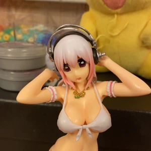 Super sonico anime figur - Super sonico figur som är felfri förutom att ”standen” har en spricka i. Tar bara emot swish, skriv priv för nummret. Utan låda tyvärr! Osäker om frakt fixar sen om nån är intresserad.
