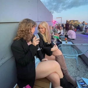 DJERF AVENUE forever blazer - Forever blazer black i strl XS, sitter oversized på mig som bär S och är 165 lång. Inga skavanker, som ny! Den är använd en gång men insåg att jag ville ha en lite större så försöker därav sälja, alternativt byta mot en S!! 