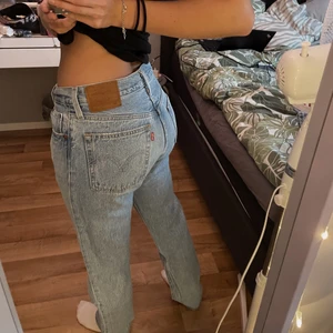  Levis 501 - Extremt najs Levis’s 501 jeans. Nypris 1249. Högsta bud. Dom passar mig som är en storlek S, men passar ävem en M