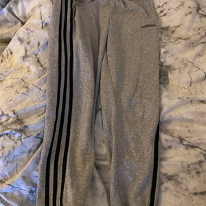 adidas mjukis buxor - köpt för 399kr på boozt och säljer för 250kr, använda ett par gånger, fortfarande som ny, inga hål eller marken. Ja är 159cm å dom slutar precis vid fötterna.