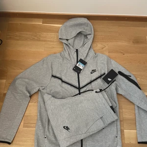 Nike tech fleece  - Hej, säljer min Nike tech som är helt ny. Storlek S kan passa M också. Skriv privat för mer frågor  Mhv 