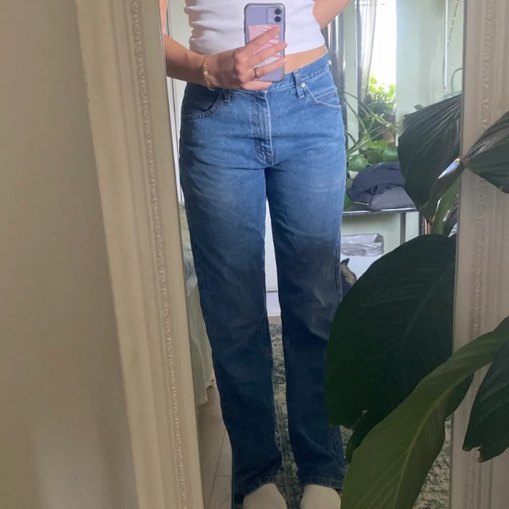 Snygga lågmidjade jeans från wrangler, bra längd för mig som är 177💕. Jeans & Byxor.
