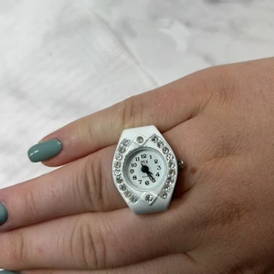 Ringklocka  - Ringklocka. Batteriet behövs bytas. Passar alla då den är stretchig. 20kr + 13kr frakt 